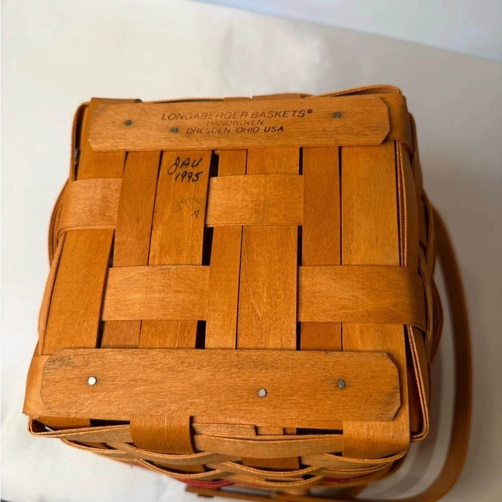 Longaberger VINTAGE Handwoven Square Basket with Liner; Excellent condition